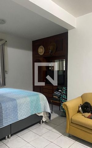Casa de condomínio à venda com 350m², 6 quartos e 7 vagas Casa de condomínio à venda com 350m², 6 quartos e 7 vagasQuarto