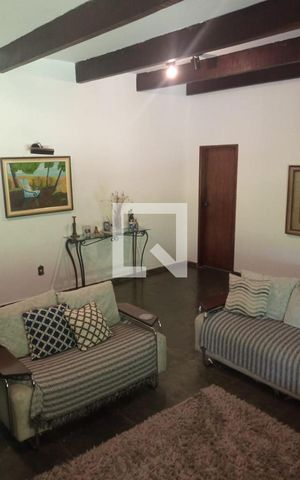 Casa de condomínio à venda com 350m², 6 quartos e 7 vagas Casa de condomínio à venda com 350m², 6 quartos e 7 vagasSala