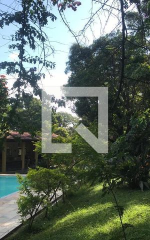 Casa de condomínio à venda com 350m², 6 quartos e 7 vagas Casa de condomínio à venda com 350m², 6 quartos e 7 vagasPiscina
