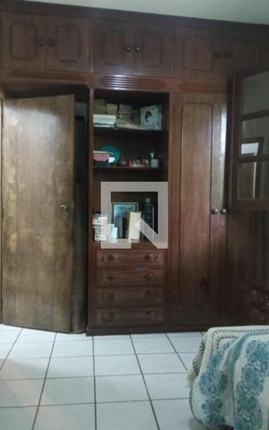 Casa de condomínio à venda com 350m², 6 quartos e 7 vagas Casa de condomínio à venda com 350m², 6 quartos e 7 vagasQuarto