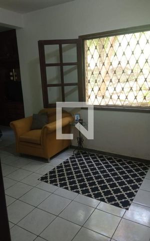 Casa de condomínio à venda com 350m², 6 quartos e 7 vagas Casa de condomínio à venda com 350m², 6 quartos e 7 vagasQuarto