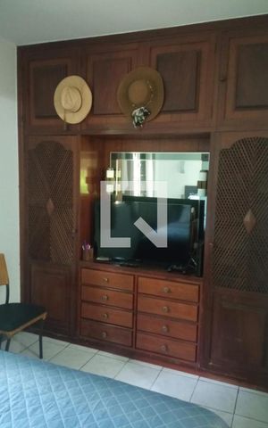 Casa de condomínio à venda com 350m², 6 quartos e 7 vagas Casa de condomínio à venda com 350m², 6 quartos e 7 vagasQuarto