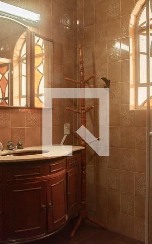 Casa à venda com 300m², 5 quartos e 2 vagasEdícula - Banheiro