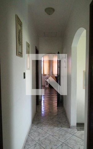 Casa de condomínio à venda com 355m², 4 quartos e 8 vagasCorredor para os quartos