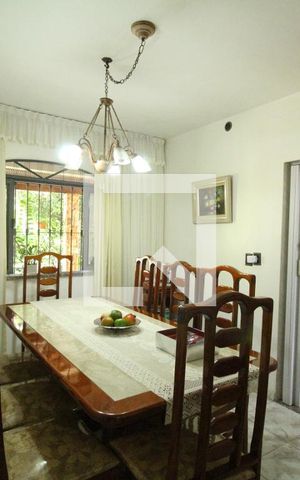 Casa de condomínio à venda com 355m², 4 quartos e 8 vagasSala de jantar