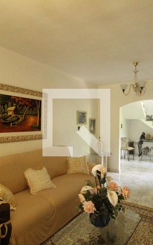 Casa de condomínio à venda com 355m², 4 quartos e 8 vagasSala de estar