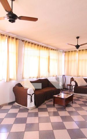 Casa de condomínio à venda com 355m², 4 quartos e 8 vagasSala de TV