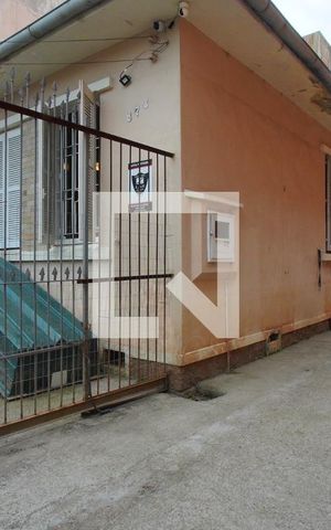 Casa à venda com 200m², 2 quartos e 2 vagasFachada - Quintal