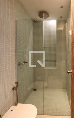 Casa de condomínio à venda com 700m², 6 quartos e 2 vagas Casa de condomínio à venda com 700m², 6 quartos e 2 vagasBanheiro