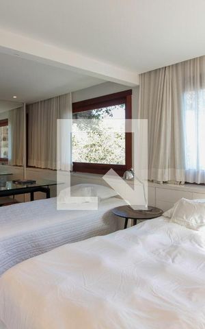 Casa de condomínio à venda com 700m², 6 quartos e 2 vagas Casa de condomínio à venda com 700m², 6 quartos e 2 vagasQuarto 4 suíte