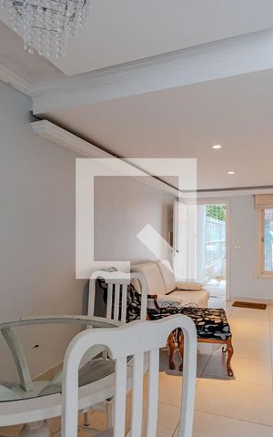 Casa à venda com 151m², 3 quartos e 2 vagas Casa à venda com 151m², 3 quartos e 2 vagasSala