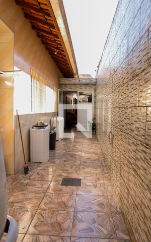 Casa à venda com 252m², 7 quartos e 3 vagas Casa à venda com 252m², 7 quartos e 3 vagasCorredor