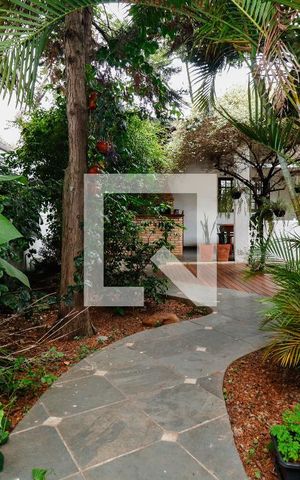 Casa à venda com 390m², 3 quartos e 2 vagas Casa à venda com 390m², 3 quartos e 2 vagasÁrea externa