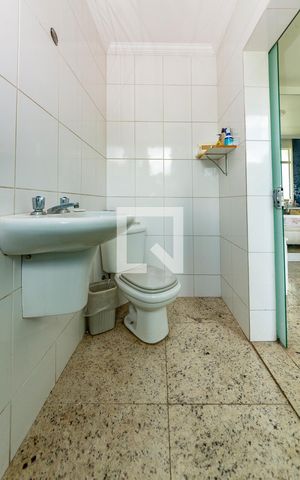 Casa à venda com 460m², 4 quartos e 8 vagas Casa à venda com 460m², 4 quartos e 8 vagasBanheiro da Suíte 1