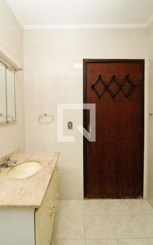 Casa à venda com 180m², 4 quartos e 2 vagasBanheiro da Suíte