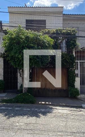 Casa à venda com 180m², 4 quartos e 2 vagas Casa à venda com 180m², 4 quartos e 2 vagasFachada