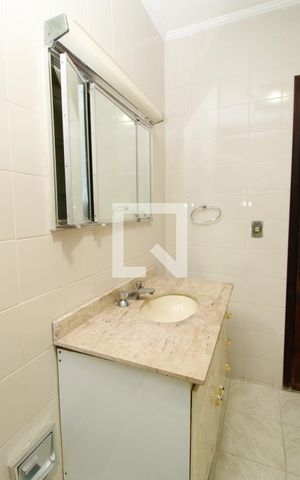 Casa à venda com 180m², 4 quartos e 2 vagasBanheiro da Suíte