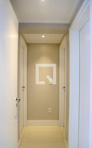 Apartamento à venda com 200m², 3 quartos e 3 vagas Apartamento à venda com 200m², 3 quartos e 3 vagasCorredor