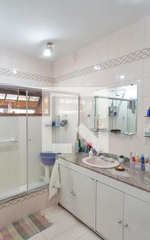 Casa à venda com 253m², 5 quartos e 3 vagas Casa à venda com 253m², 5 quartos e 3 vagasBanheiro da Suíte 1