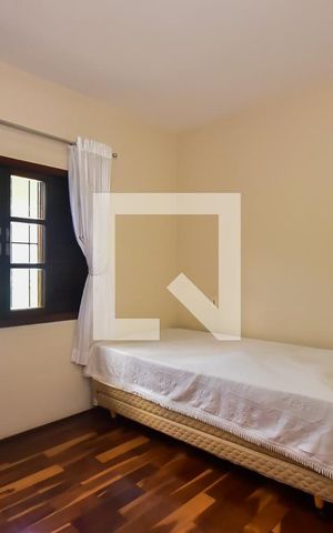 Casa à venda com 200m², 3 quartos e 3 vagas Casa à venda com 200m², 3 quartos e 3 vagasSuíte