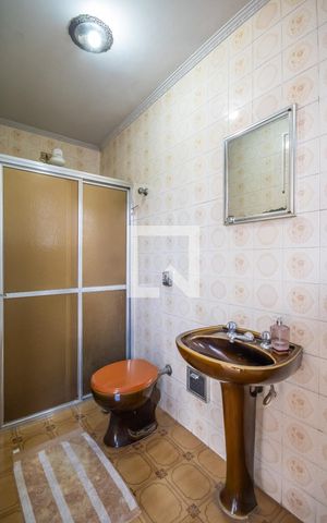 Casa à venda com 300m², 3 quartos e 2 vagas Casa à venda com 300m², 3 quartos e 2 vagasBanheiro de serviço