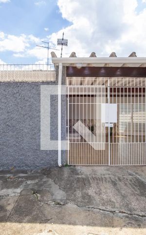 Casa à venda com 300m², 3 quartos e 2 vagas Casa à venda com 300m², 3 quartos e 2 vagasFachada