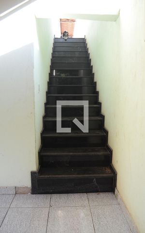 Casa à venda com 500m², 3 quartos e 2 vagasEscada