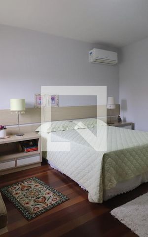 Casa à venda com 204m², 4 quartos e 2 vagasSuíte