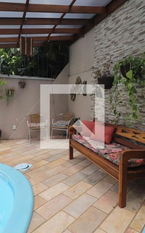 Casa à venda com 204m², 4 quartos e 2 vagasPiscina
