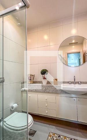Apartamento à venda com 210m², 4 quartos e 3 vagas Apartamento à venda com 210m², 4 quartos e 3 vagasBanheiro