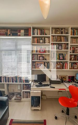 Apartamento à venda com 210m², 4 quartos e 3 vagas Apartamento à venda com 210m², 4 quartos e 3 vagasEscritório