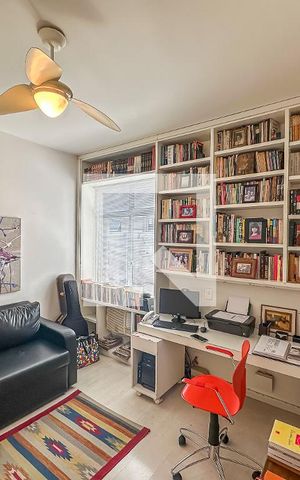 Apartamento à venda com 210m², 4 quartos e 3 vagas Apartamento à venda com 210m², 4 quartos e 3 vagasEscritório