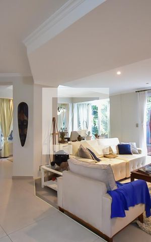 Casa de condomínio à venda com 289m², 4 quartos e 3 vagas Casa de condomínio à venda com 289m², 4 quartos e 3 vagasSala