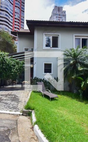 Casa de condomínio à venda com 289m², 4 quartos e 3 vagas Casa de condomínio à venda com 289m², 4 quartos e 3 vagasFachada