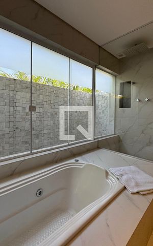 Casa de condomínio para alugar com 500m², 3 quartos e 4 vagasBanheiro da Suíte 1