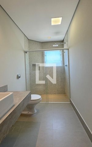Casa de condomínio para alugar com 500m², 3 quartos e 4 vagasBanheiro da Suíte 2