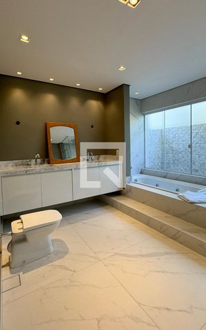 Casa de condomínio para alugar com 500m², 3 quartos e 4 vagasBanheiro da Suíte 1