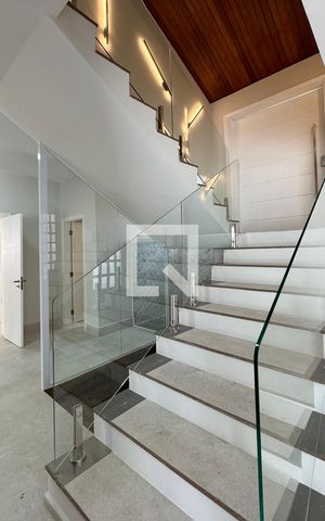 Casa de condomínio para alugar com 500m², 3 quartos e 4 vagasEscada