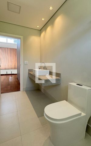 Casa de condomínio para alugar com 500m², 3 quartos e 4 vagasBanheiro Corredor