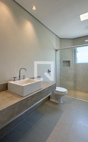 Casa de condomínio para alugar com 500m², 3 quartos e 4 vagasBanheiro da Suíte 2