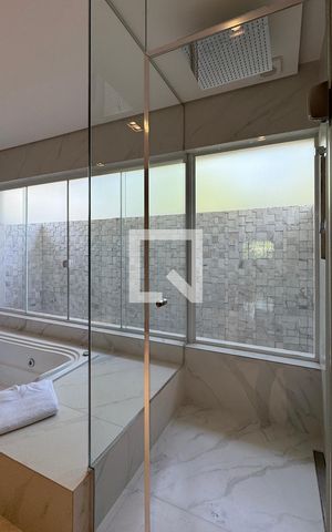 Casa de condomínio para alugar com 500m², 3 quartos e 4 vagasBanheiro da Suíte 1