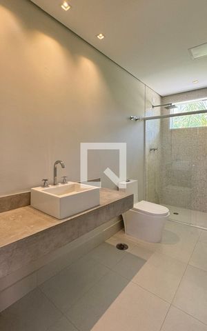 Casa de condomínio para alugar com 500m², 3 quartos e 4 vagasBanheiro Corredor