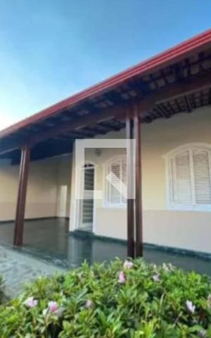 Casa à venda com 225m², 3 quartos e 4 vagas Casa à venda com 225m², 3 quartos e 4 vagasFachada