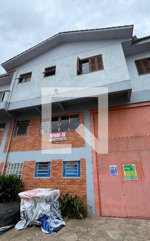 Casa à venda com 550m², 4 quartos e 2 vagas Casa à venda com 550m², 4 quartos e 2 vagasFachada