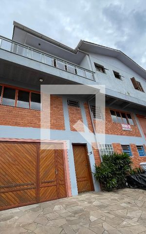 Casa à venda com 550m², 4 quartos e 2 vagas Casa à venda com 550m², 4 quartos e 2 vagasFachada