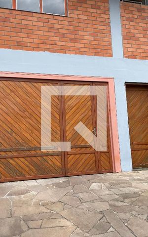 Casa à venda com 550m², 4 quartos e 2 vagas Casa à venda com 550m², 4 quartos e 2 vagasFachada