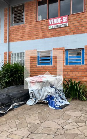 Casa à venda com 550m², 4 quartos e 2 vagas Casa à venda com 550m², 4 quartos e 2 vagasFachada