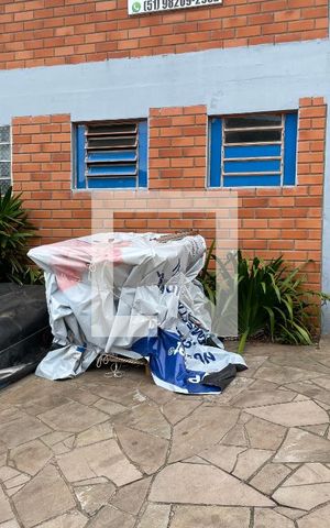 Casa à venda com 550m², 4 quartos e 2 vagas Casa à venda com 550m², 4 quartos e 2 vagasFachada