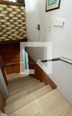 Casa à venda com 550m², 4 quartos e 2 vagas Casa à venda com 550m², 4 quartos e 2 vagasEscada