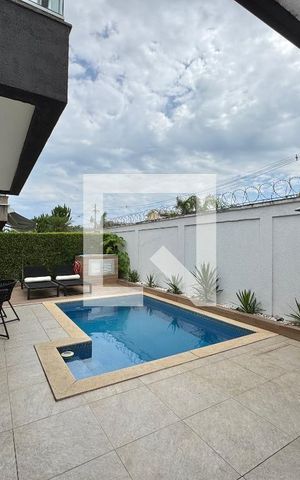 Casa de condomínio à venda com 264m², 4 quartos e 3 vagas Casa de condomínio à venda com 264m², 4 quartos e 3 vagasÁrea externa